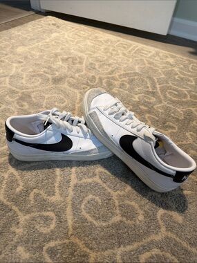 Nike women’s White & Black Low-Top Sneakers